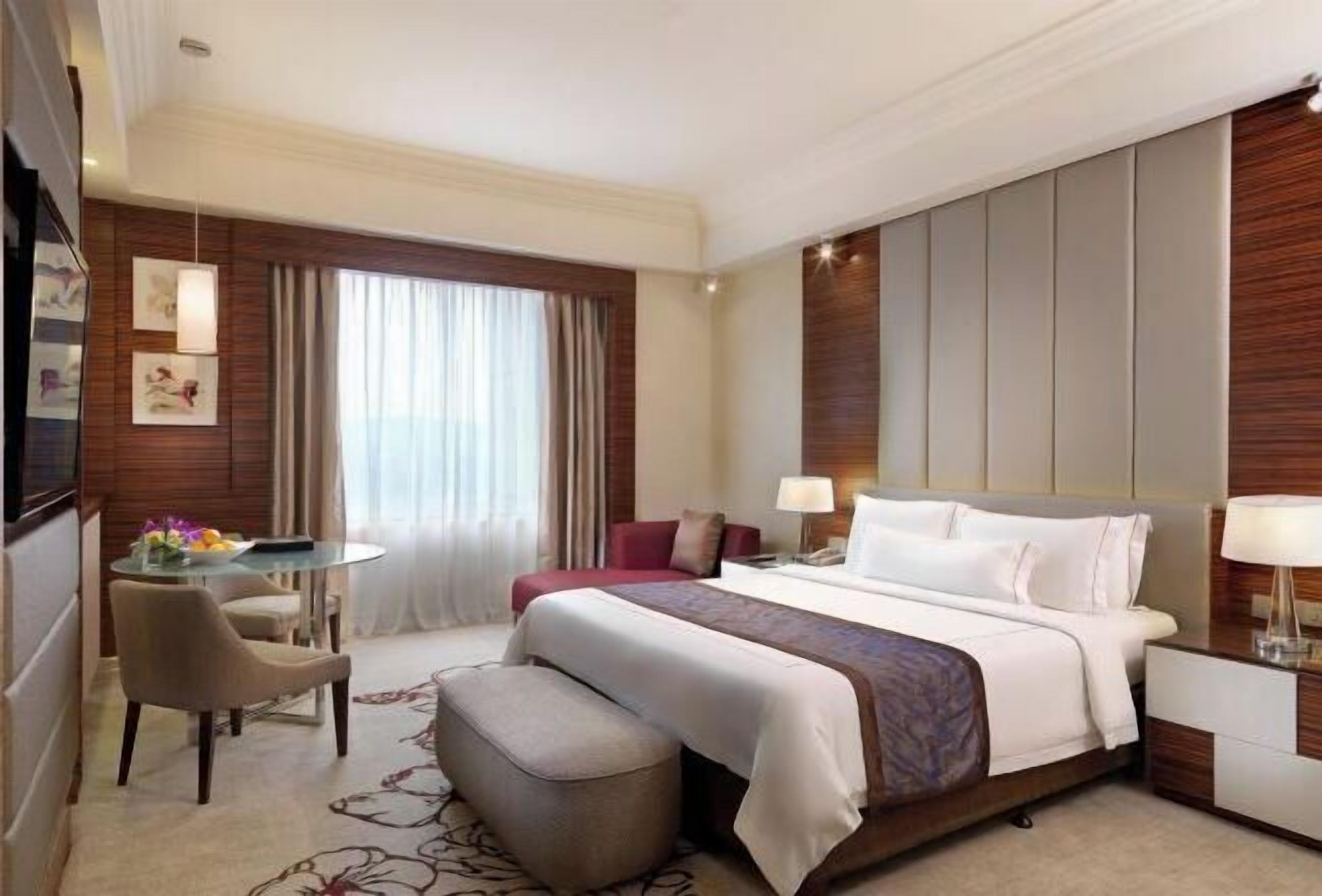 Premium bedding, down duvets, free minibar items, in-room safe