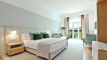 Familierom, utsikt mot golfbane | Safe på rommet, blendingsgardiner, wi-fi (inkludert) og sengetøy