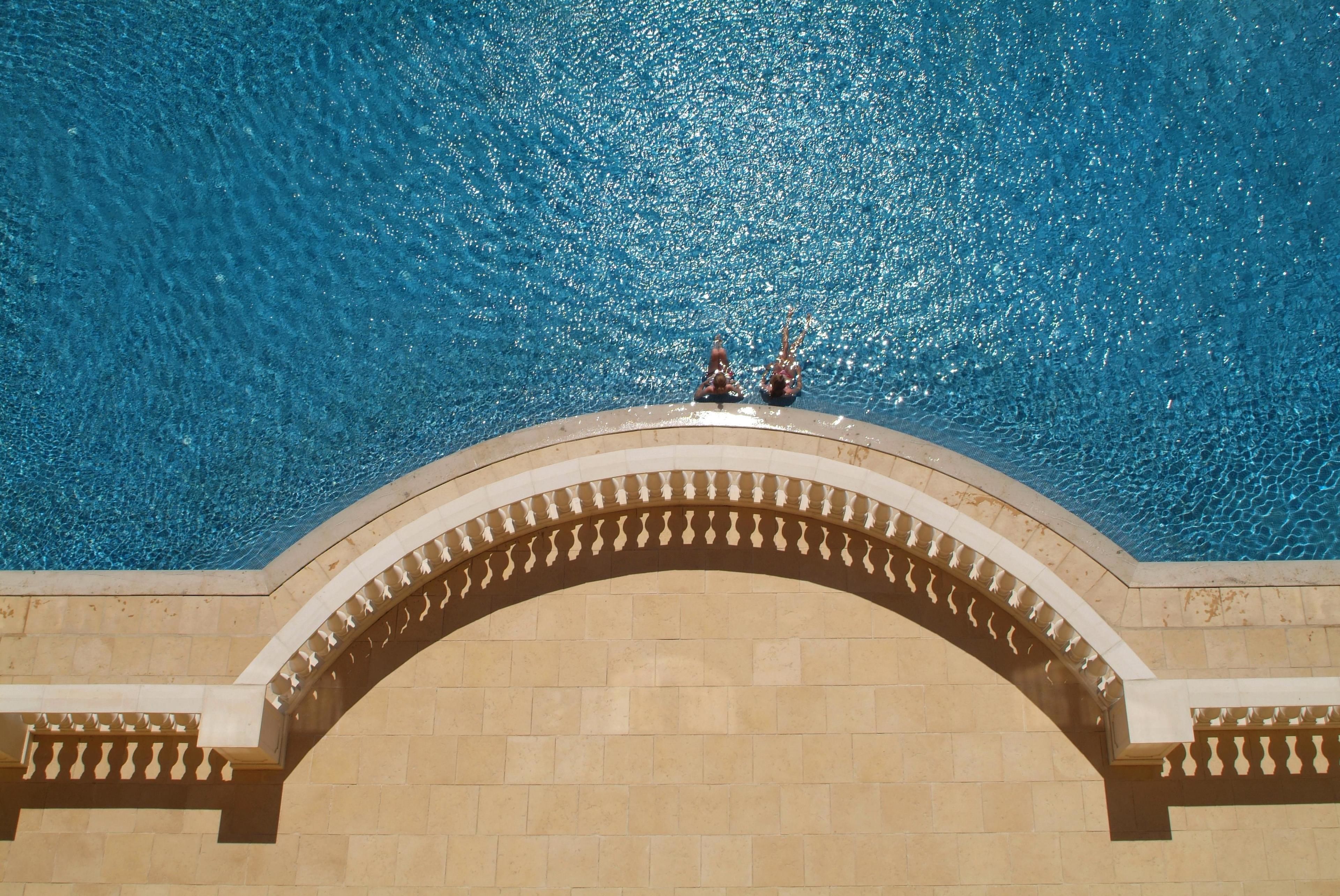 屋内プール、2 つの屋外プール、営業時間 24 時間営業、プール パラソル、サンラウンジャー