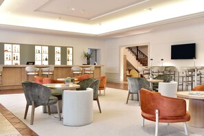 Bar de cocteles, con vista al campo de golf, abre todos los días