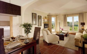 Espressomaskin, miljøvennlige rengjøringsmidler og spisebord