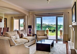 Safe på rommet, blendingsgardiner, wi-fi (inkludert) og sengetøy