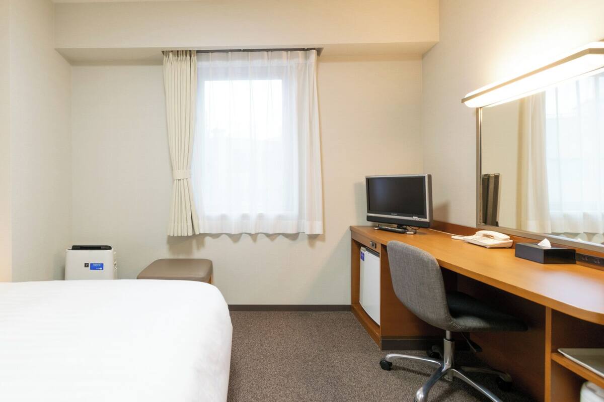 Premium bedding, desk, blackout drapes, soundproofing