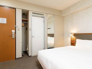 Room, 1 Queen Bed, Non Smoking | Premium bedding, desk, blackout drapes, soundproofing - Comfort Hotel Toyama (Toyama)