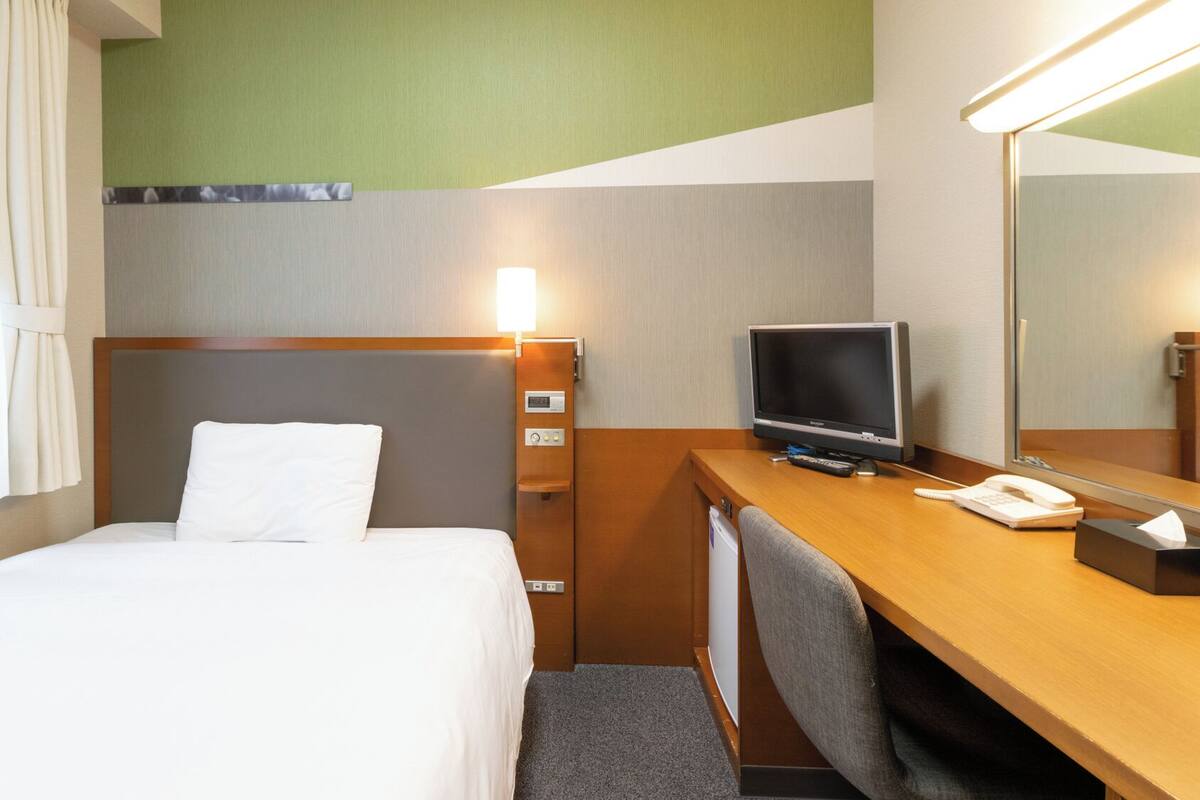Premium bedding, desk, blackout drapes, soundproofing