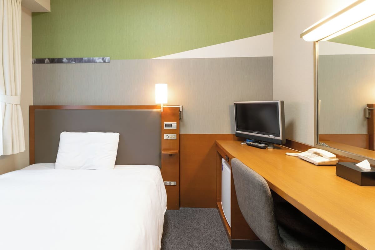 Ropa de cama de alta calidad, escritorio y cortinas blackout