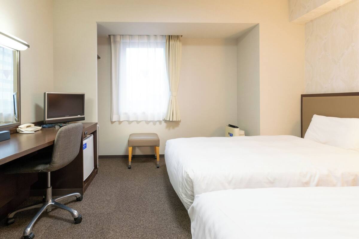 Premium bedding, desk, blackout drapes, soundproofing