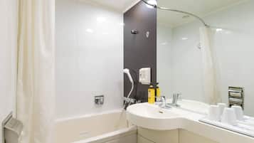 Un baño moderno con bañera, lavabo y espejo.