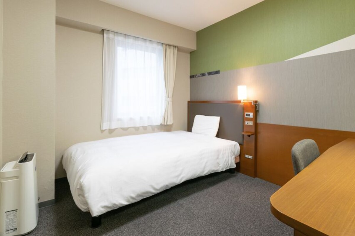 Premium bedding, desk, blackout drapes, soundproofing
