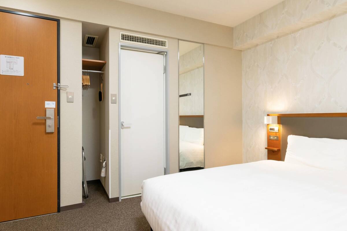 Room, 1 Queen Bed, Non Smoking | Premium bedding, desk, blackout curtains, soundproofing