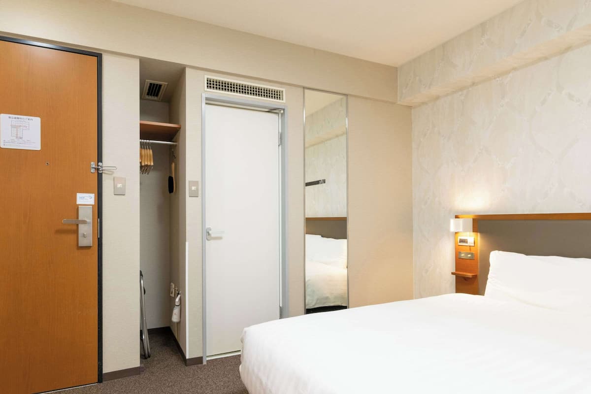 room, 1 queen bed, non smoking | premium bedding, desk, blackout curtains, soundproofing