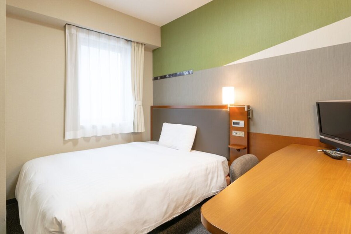 Premium bedding, desk, blackout drapes, soundproofing