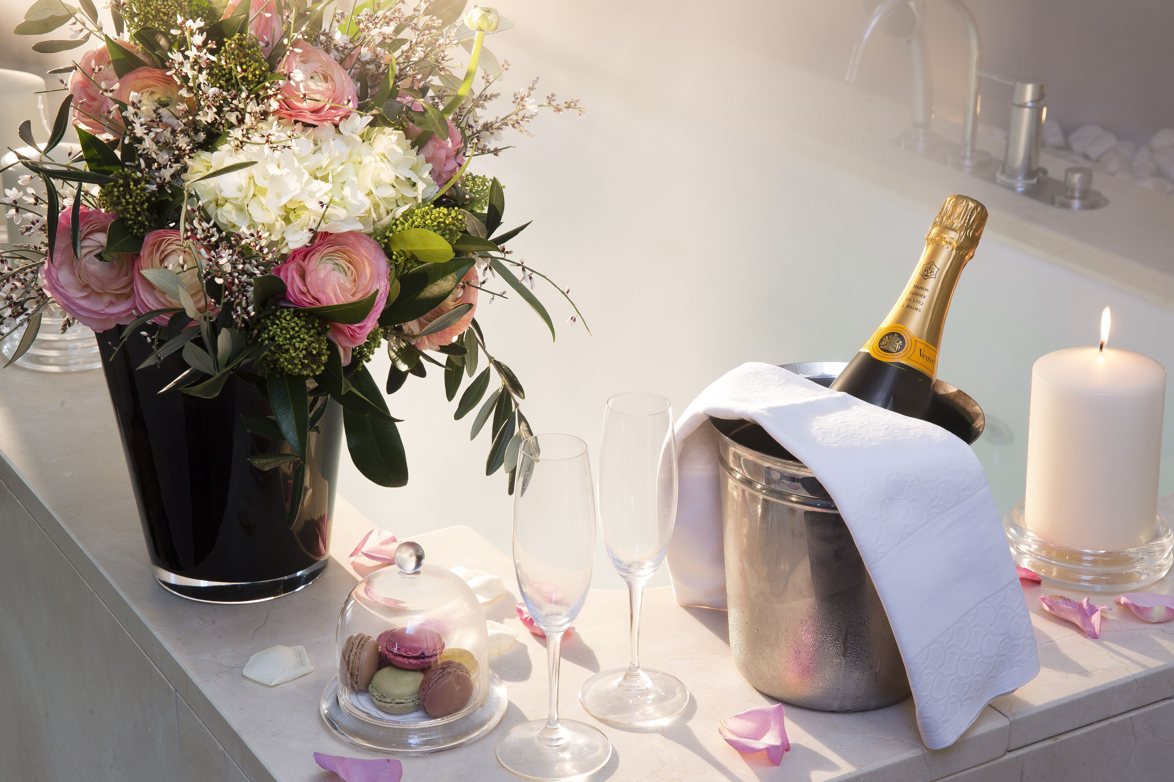 suite jacuzzi | 1 bedroom, minibar, in-room safe, blackout curtains