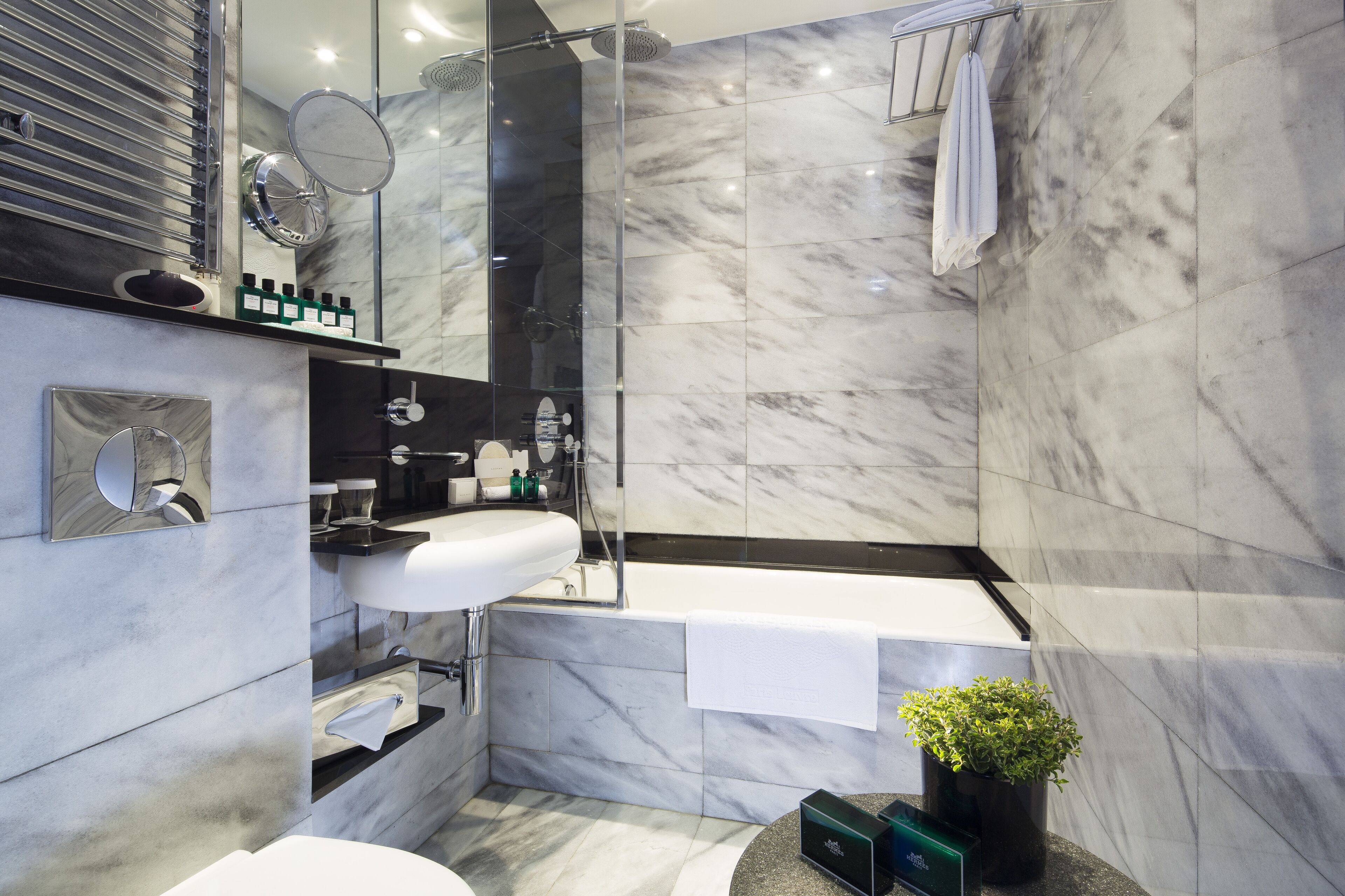 superior room | bathroom | free toiletries, hair dryer, bathrobes, slippers