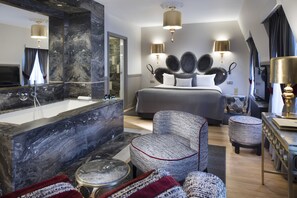 Junior suite (Rivoli) | Een minibar, een kluis op de kamer, verduisterende gordijnen