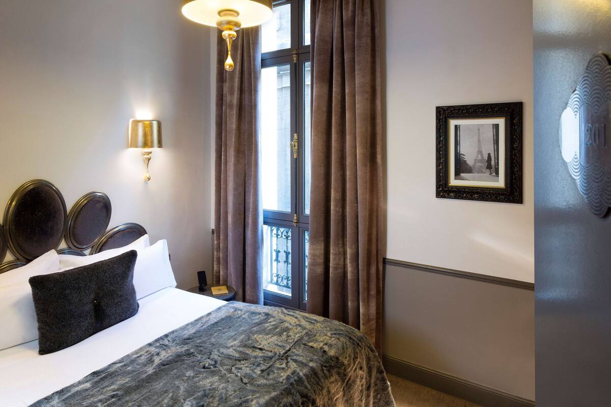 Standard Double Room | Minibar, in-room safe, blackout drapes, soundproofing