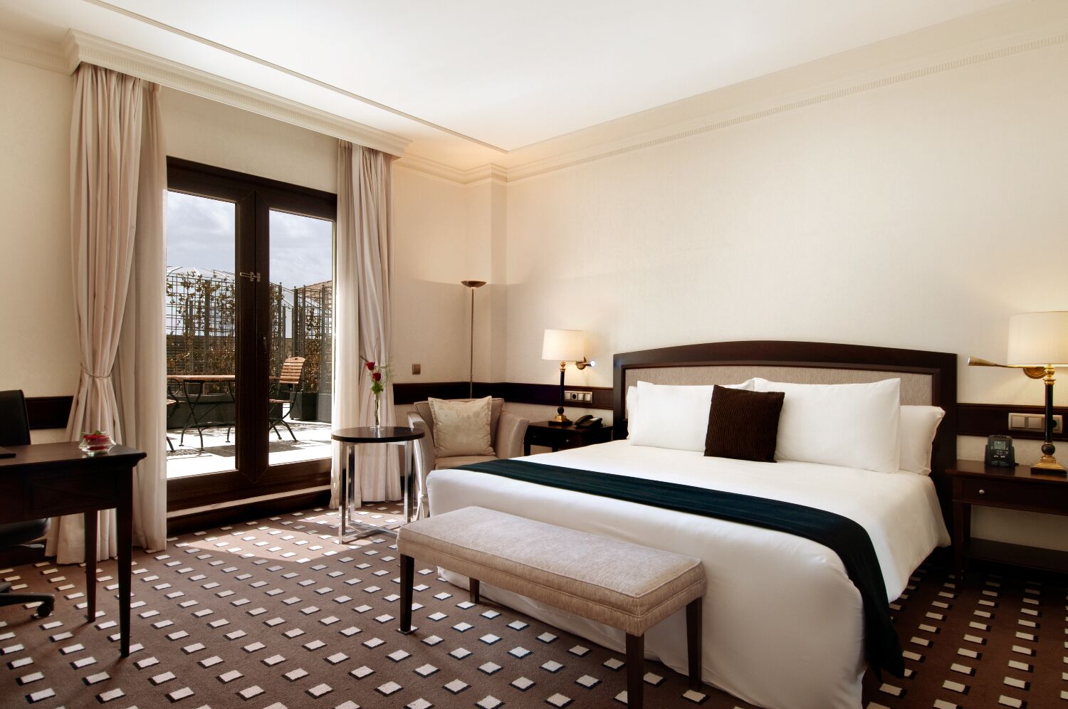 Minibar, coffres-forts dans les chambres, bureau