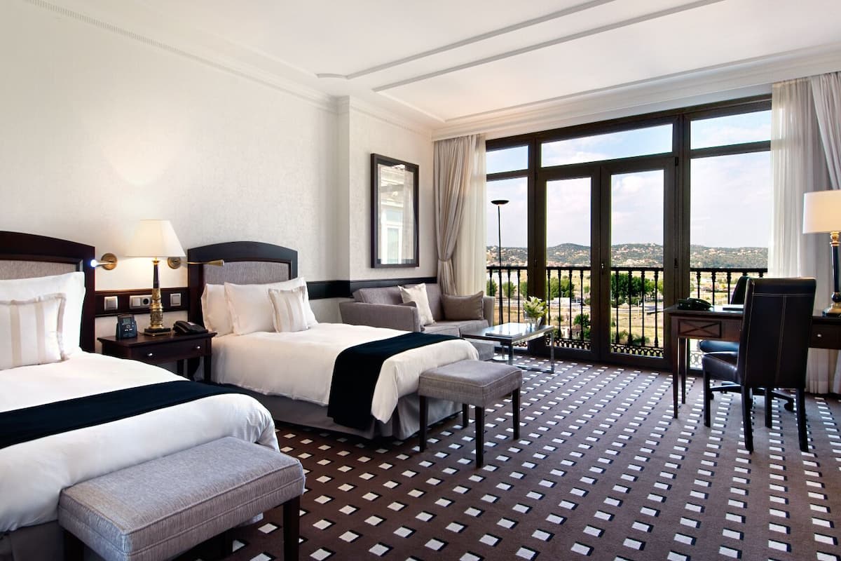 deluxe room | minibar, in-room safe, desk, laptop workspace