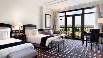 Habitación Deluxe | Minibar, caja de seguridad en la habitación y escritorio