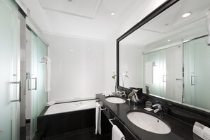 Bañera y ducha independientes y bañera profunda