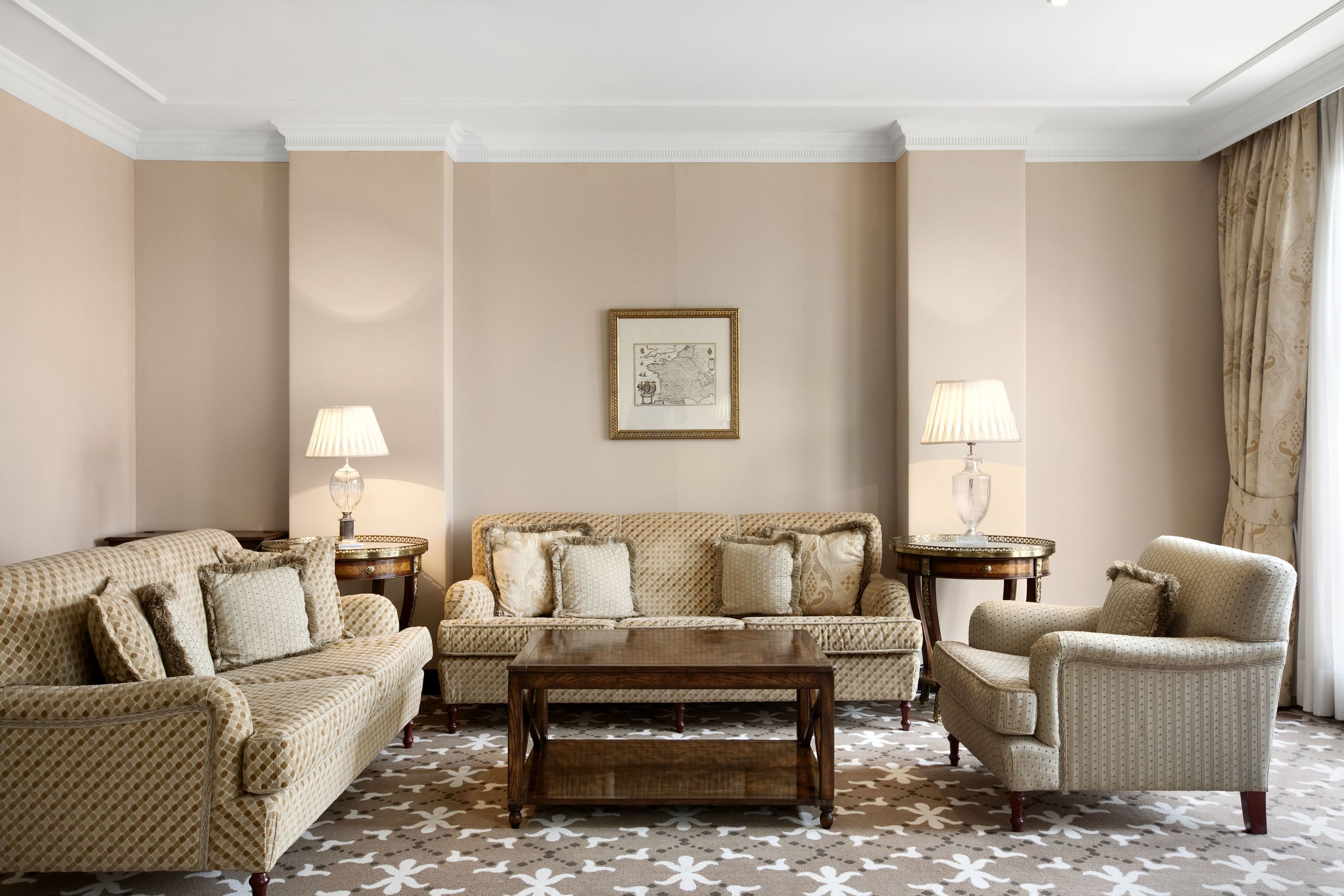 Minibar, coffres-forts dans les chambres, bureau