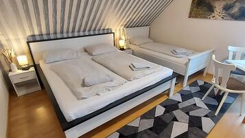 Triple Room | Free WiFi, bed sheets