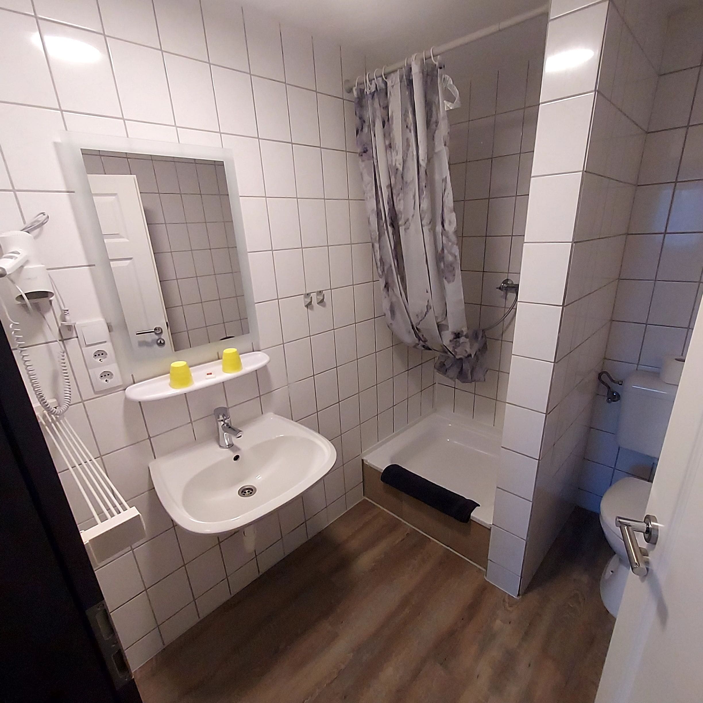 Basic Double Room, 1 Double Bed, Non Smoking, Park View | Bathroom | Hair dryer, towels