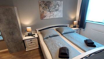 Basic Double Room, 1 Double Bed, Non Smoking, Park View | Free WiFi, bed sheets