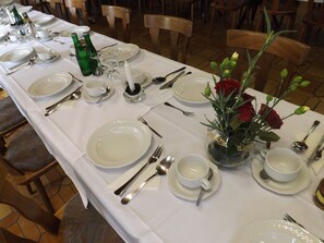 Petit déjeuner et dîner servis sur place