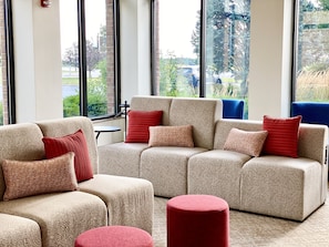 Área de estar no saguão