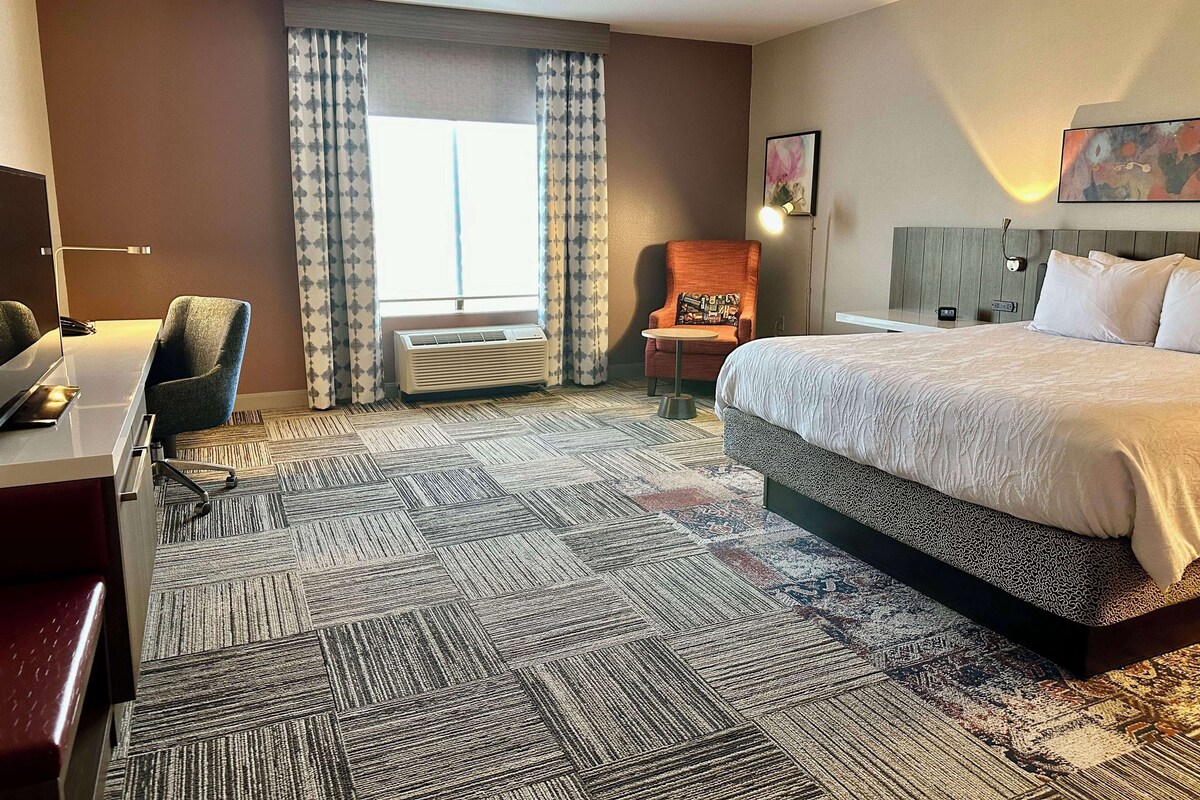 Room, 1 King Bed (Handicap Accessible) | Premium bedding, in-room safe, desk, iron/ironing board