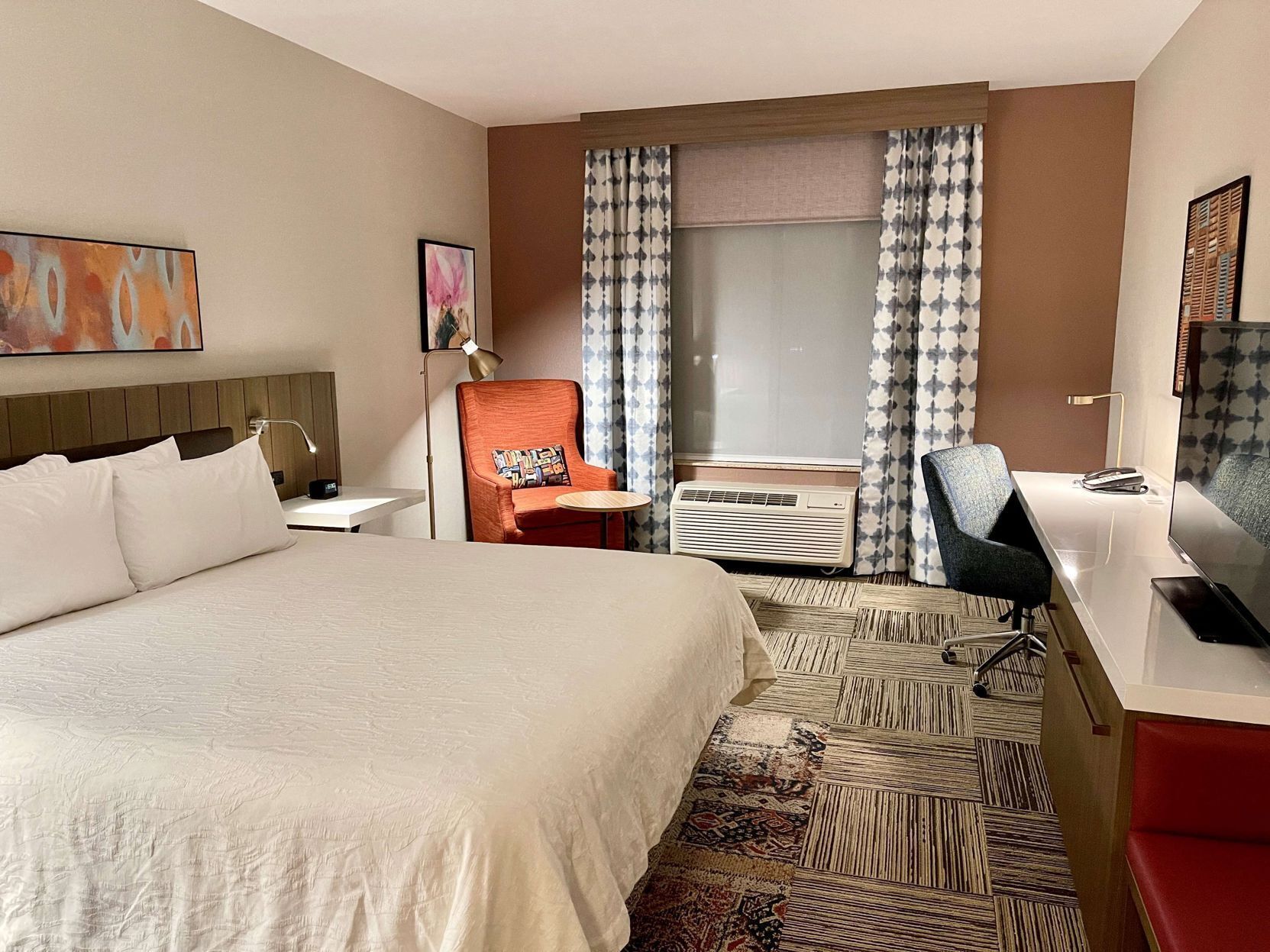 Premium bedding, in-room safe, desk, iron/ironing board