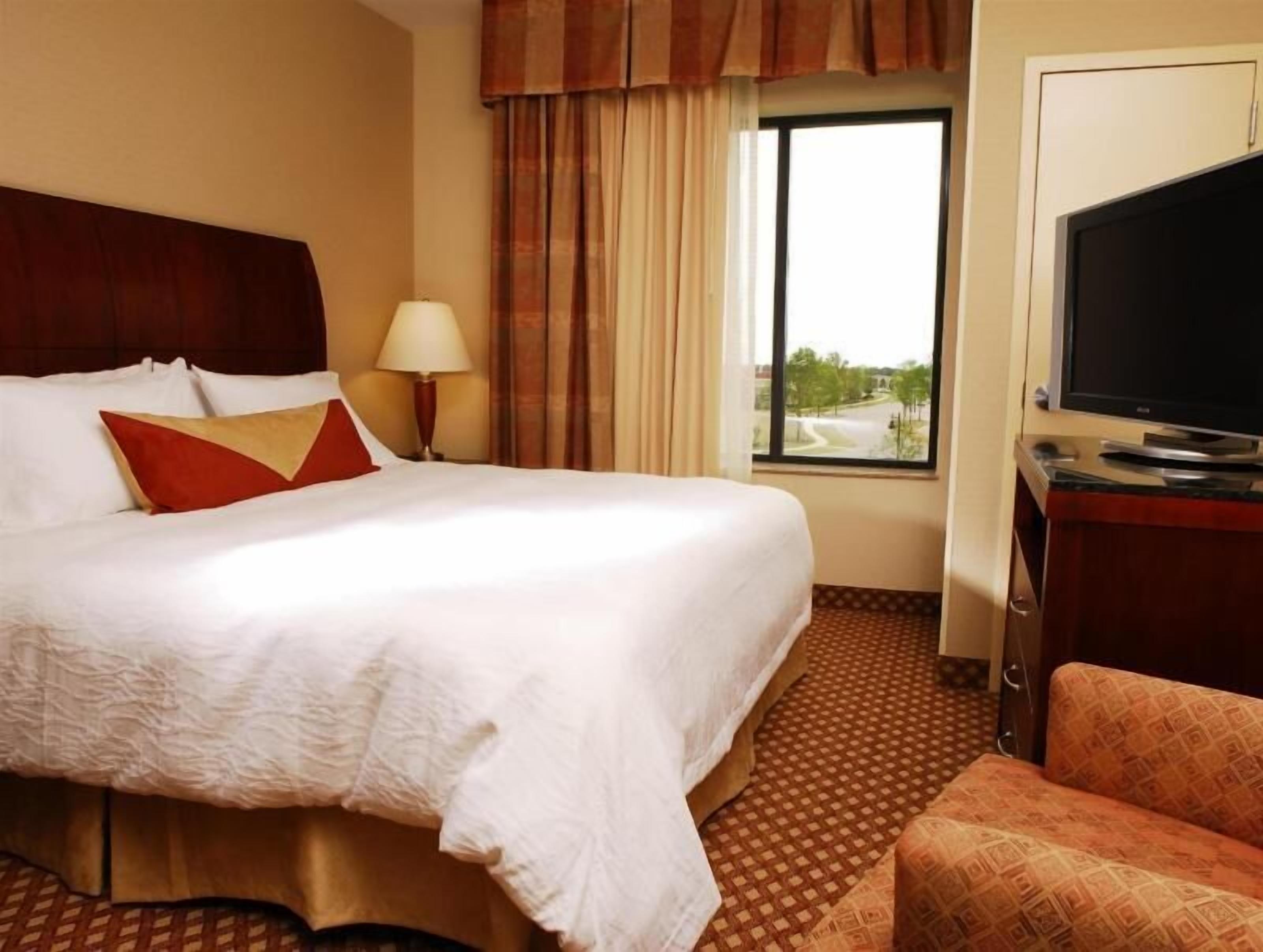 Premium bedding, in-room safe, desk, iron/ironing board