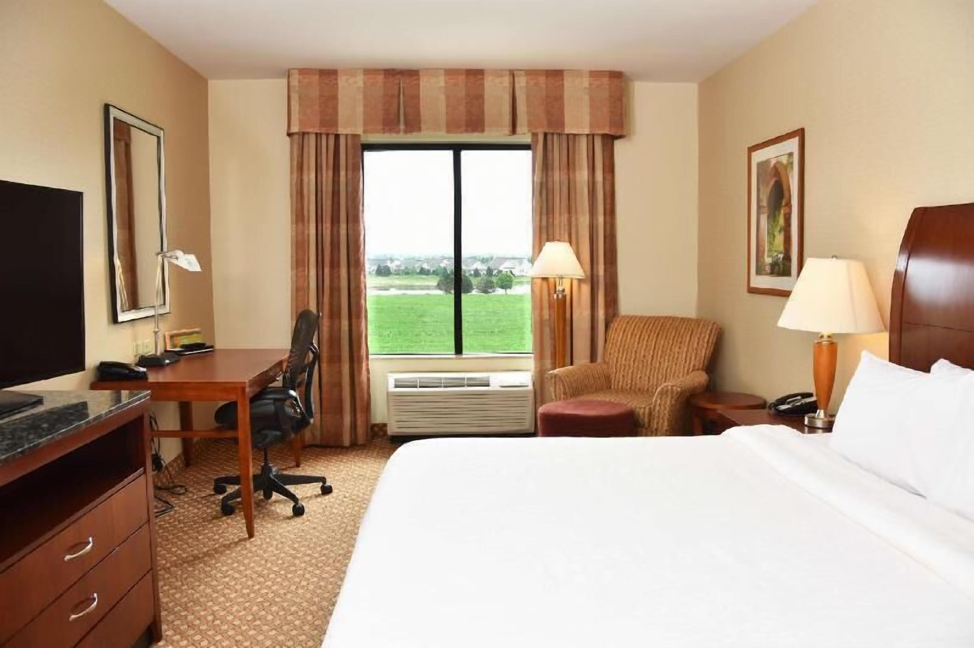 Premium bedding, in-room safe, desk, iron/ironing board