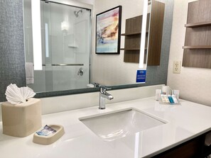 Bathroom shower - Hilton Garden Inn Oconomowoc (Oconomowoc)
