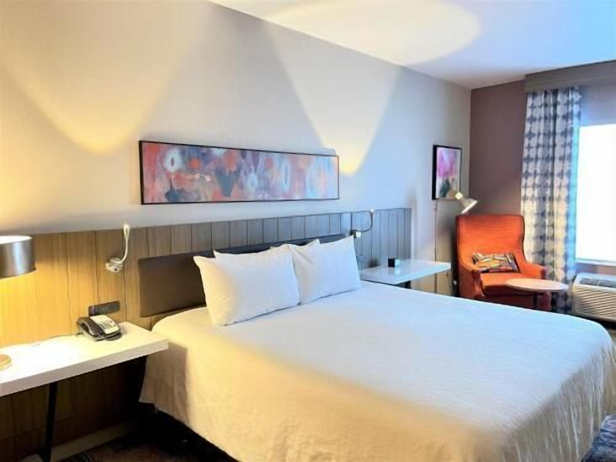 Premium bedding, in-room safe, desk, iron/ironing board