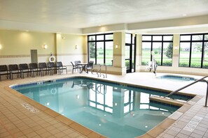 Piscina interna, funciona das 6h às 22h, espreguiçadeiras