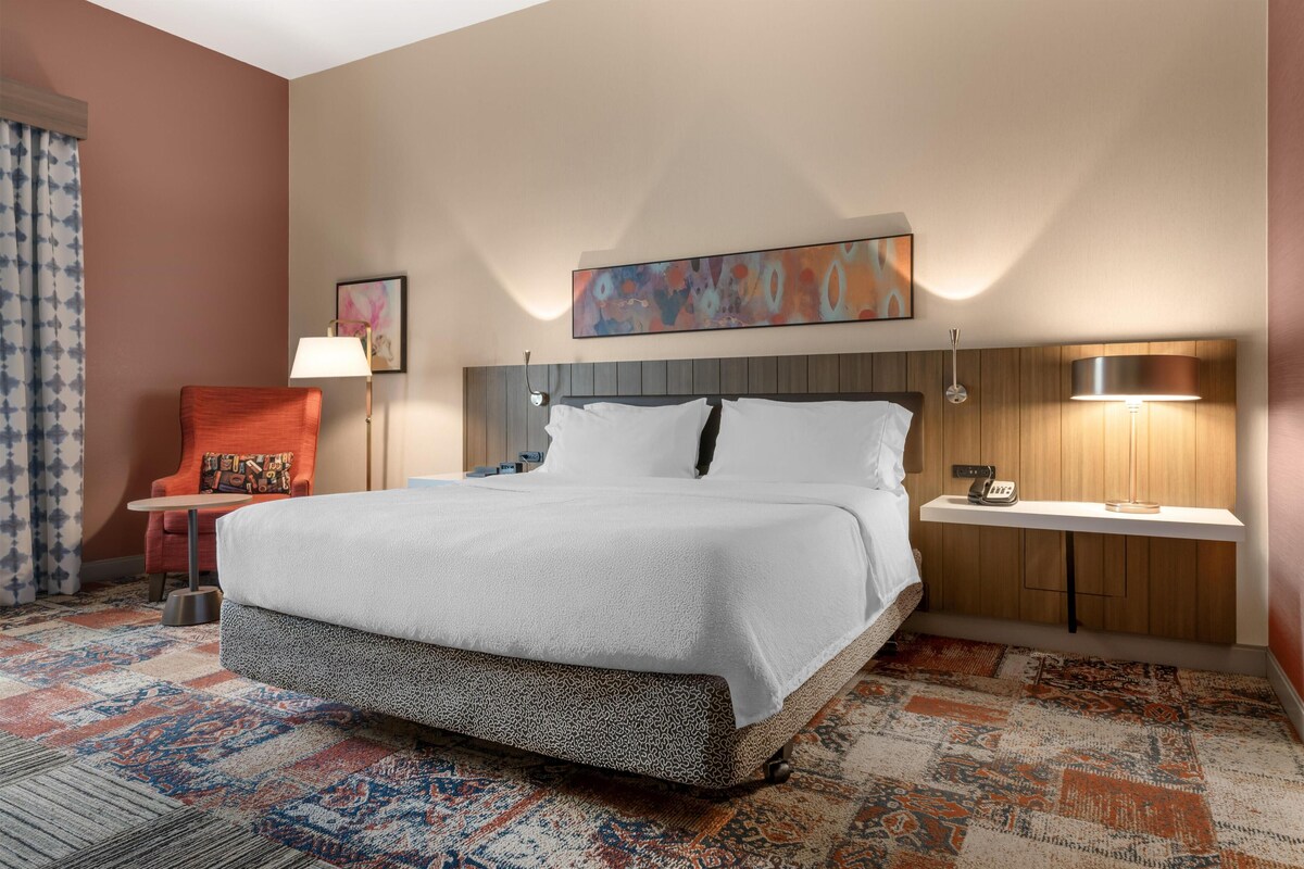 Premium bedding, in-room safe, desk, iron/ironing board
