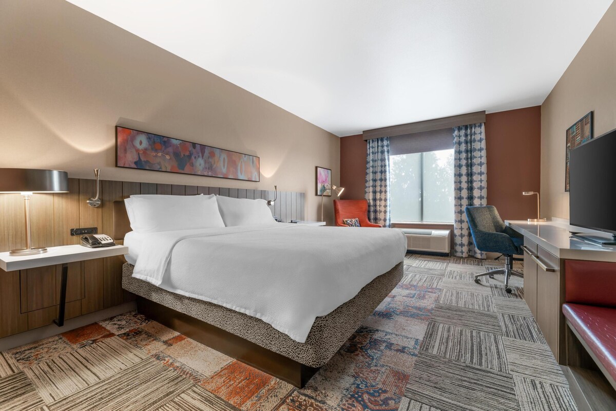 Room, 1 King Bed (Evolution) | Premium bedding, in-room safe, desk, iron/ironing board