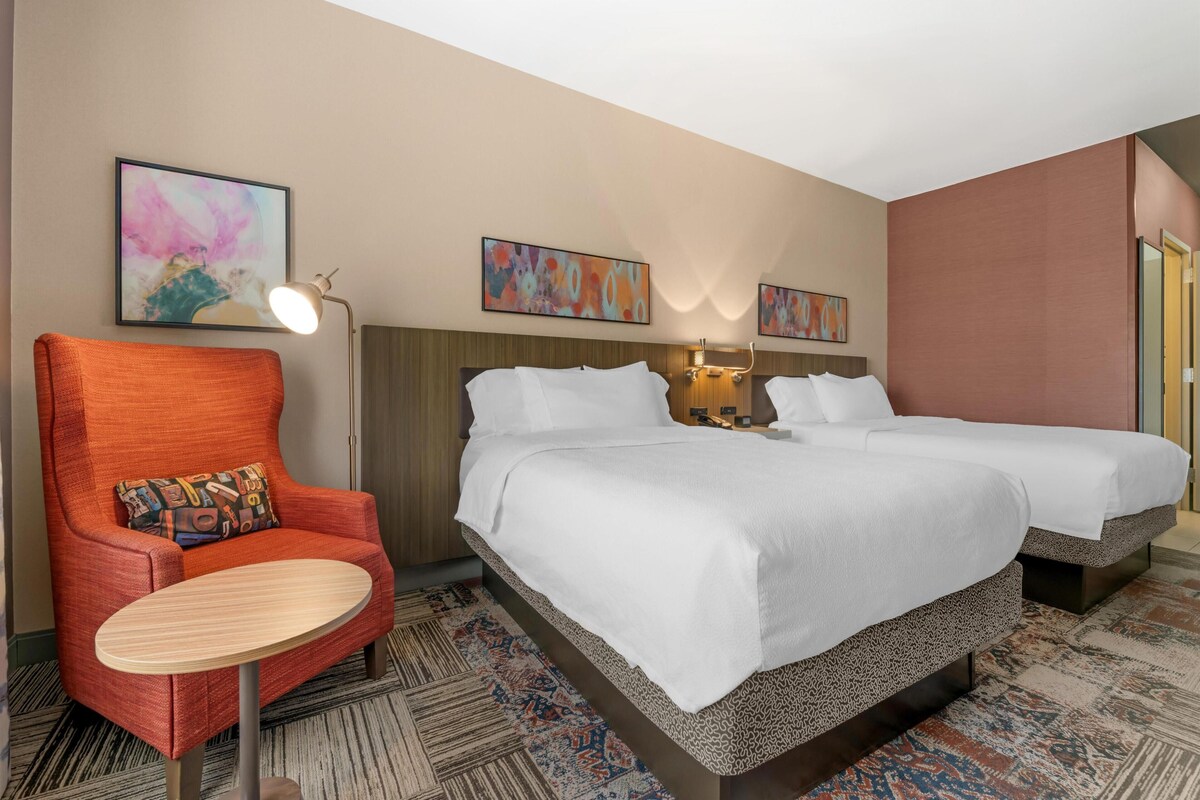 Premium bedding, in-room safe, desk, iron/ironing board