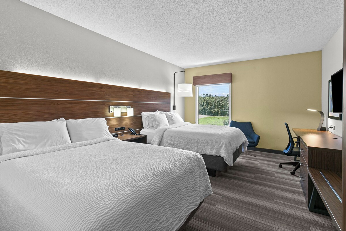 Desk, iron/ironing board, rollaway beds, free WiFi