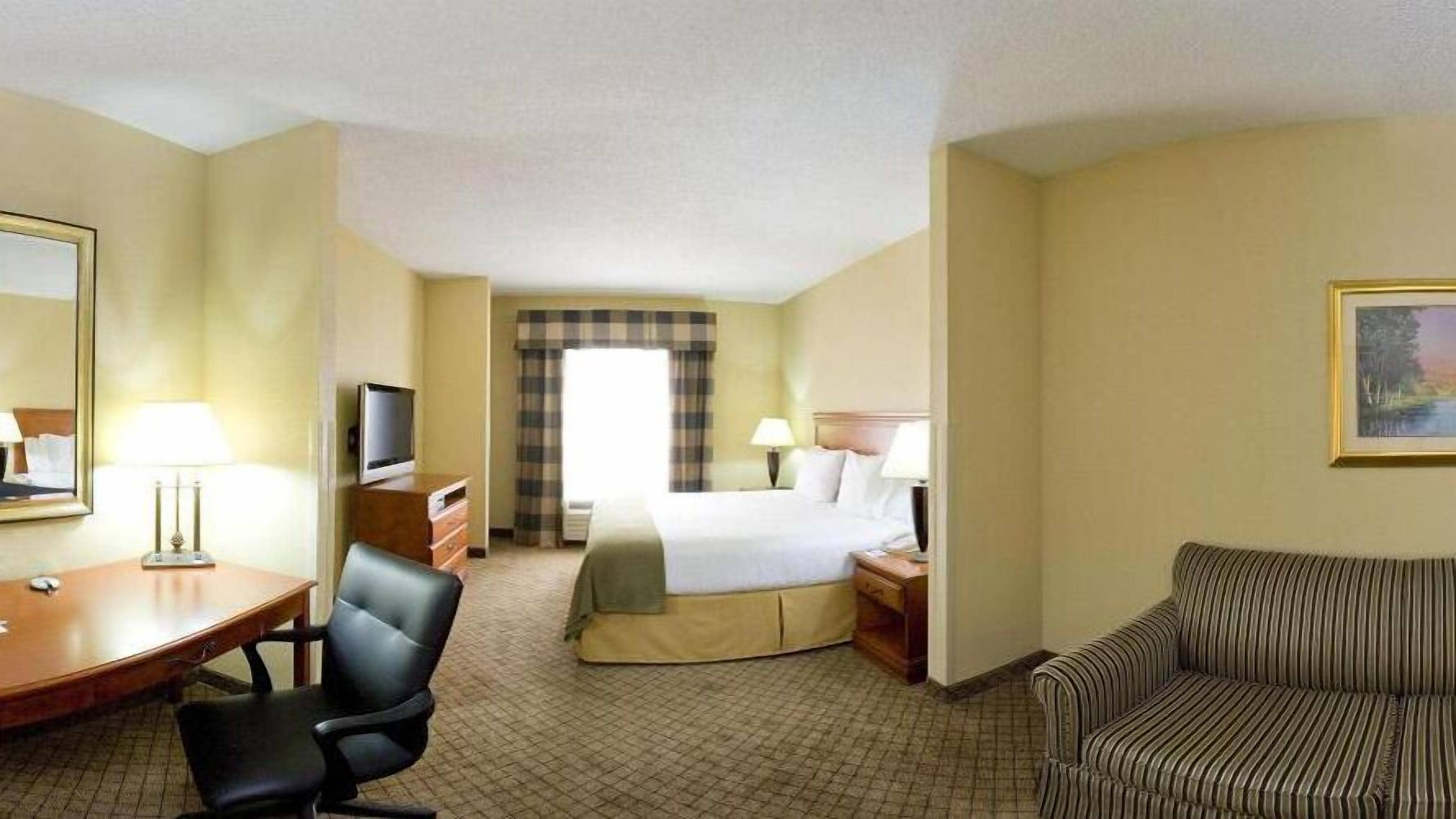 suite, 1 king bed with sofa bed | desk, iron/ironing board, rollaway beds, free wifi