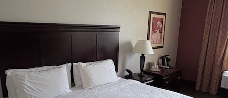 Chambre, 1 trÚs grand lit, accessible aux personnes à mobilité réduite, non-fumeurs | Coffres-forts dans les chambres, bureau, fer et planche à repasser