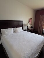 Caja de seguridad en la habitación y escritorio 