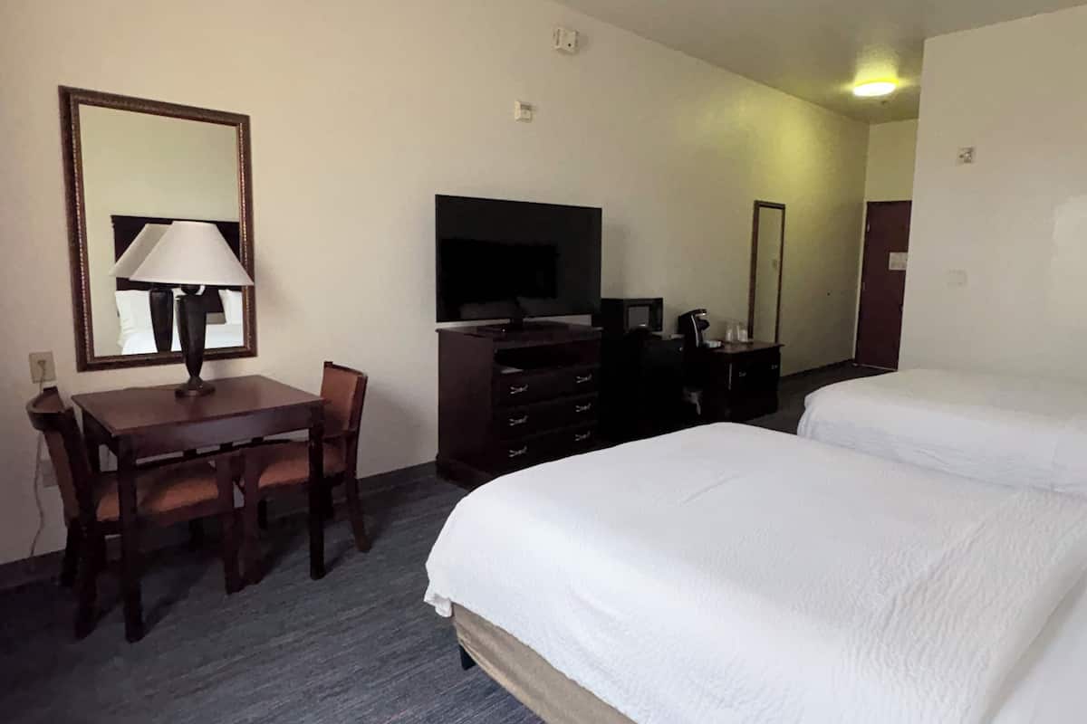 Quarto, 2 camas Queen, acessível, para não fumantes | Cofres nos quartos, escrivaninha, ferros/tábuas de passar roupa