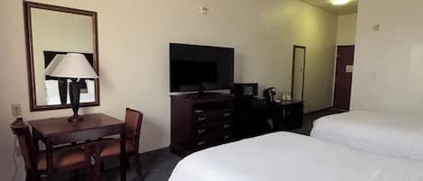 Chambre, 2 grands lits, accessible aux personnes à mobilité réduite, non-fumeur | Coffre-fort, bureau, fer et planche à repasser, lit de bébé (gratuit)