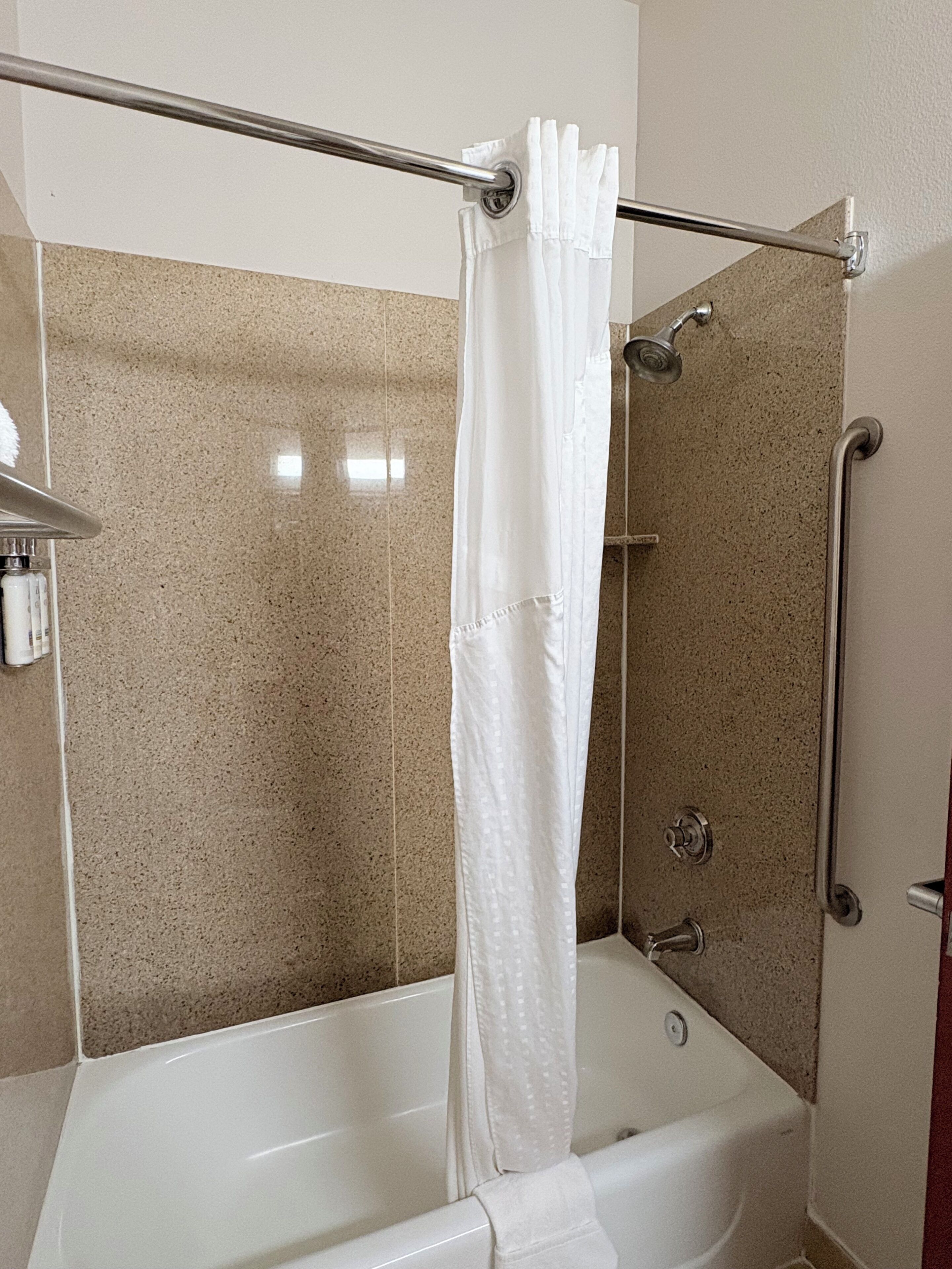 غرفة عادية - سرير ملكي - لغير المدخنين | حمام | تجهيزات دش، مستلزمات مجانية للعناية الشخصية، مجففات شعر، مناشف