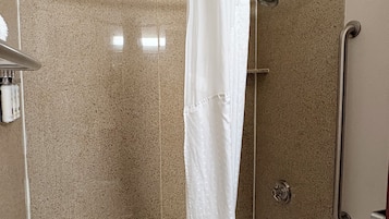 Standardrum - 1 kingsize-sÀng - icke-rökare | Badrum | Dusch, gratis toalettartiklar, hÄrtork och handdukar