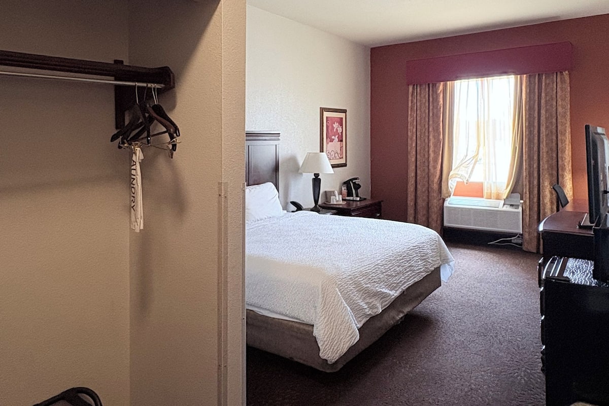 Quarto standard, 1 cama King, para não fumantes | Cofres nos quartos, escrivaninha, ferros/tábuas de passar roupa