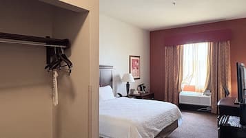 Standardrum - 1 kingsize-sÀng - icke-rökare | VÀrdeförvaringsskÄp pÄ rummet, skrivbord och strykjÀrn/strykbrÀda